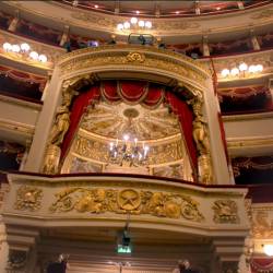     -    /Dokumentarserie: Italy Unwrapped - La Scala, Geheimnisvolles Italien - La Scala/ (Sky Arts HD - 2016) HDTVRip